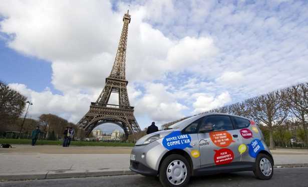 Від тихої їзди електромобіля постраждав пішохід в Парижі