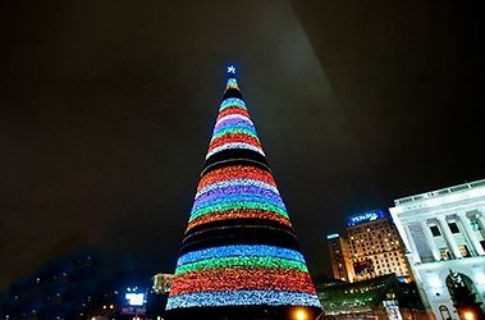 Азаров забракував головну ялинку країни