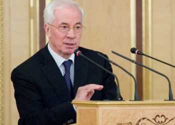 Азаров шокований якістю дитячий речей