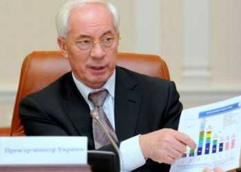 Прем'єр Азаров розповів, кому стане краще жити у 2012