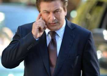 Алек Болдуін постраждав через власний телефон