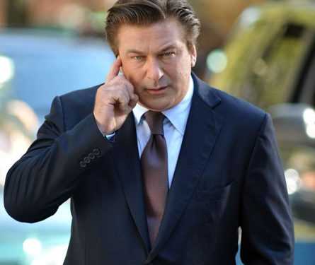 Алек Болдуін постраждав через власний телефон