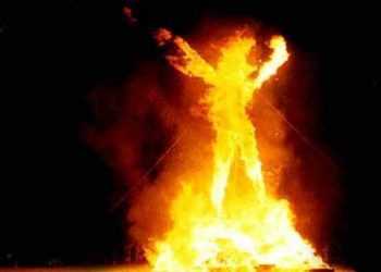 В Луганську серед вулиці загорівся… бомж