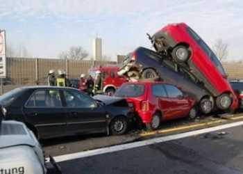 У США зіштовхнулося 176 автомобілів