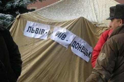 До протестуючих чонобильців приєдналися козаки