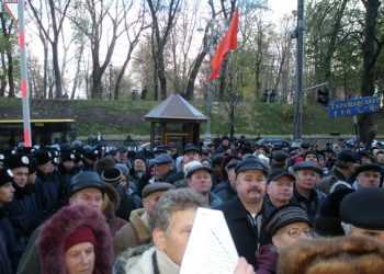 Чорнобильцям, що продовжують голодування в Маріїнському парку, закрили біотуалети