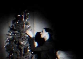 Даша Астафьева устроила разврат с елкой