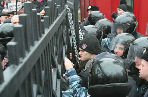 БЮТівці побилися з міліціонерами біля воріт Апеляційного суду