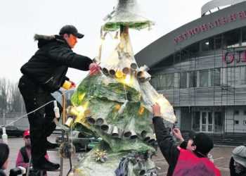 У Донецьку поставили ялинку з пластикових пляшок, пакетів і бляшанок