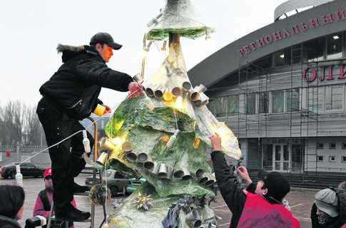 У Донецьку поставили ялинку з пластикових пляшок, пакетів і бляшанок