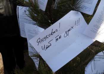 В Донецке поставили елку для Януковича с пожеланиями от чернобыльцев