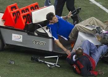 Електромобіль медиків без водія збив кілька людей на футбольному полі