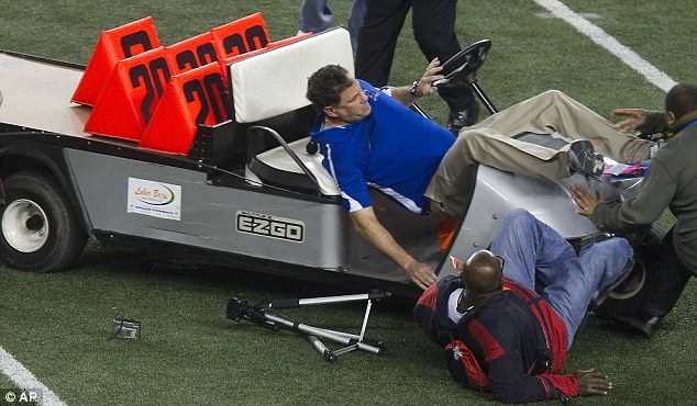 Електромобіль медиків без водія збив кілька людей на футбольному полі