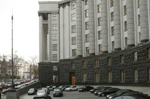 Голі дівчата намагалися прорватися у Кабмін