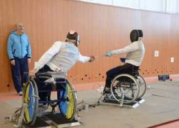 Запорізькі інваліди на візках навчаються фехтувати