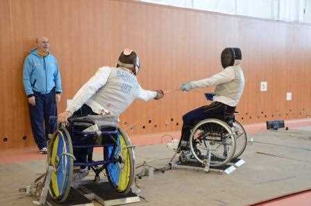 Запорізькі інваліди на візках навчаються фехтувати
