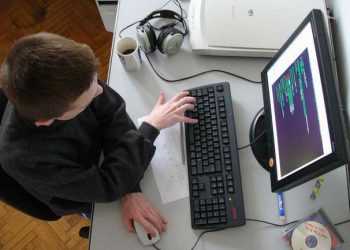 15-річний програміст знайшов “слабкі місця” у Facebook та Twitter