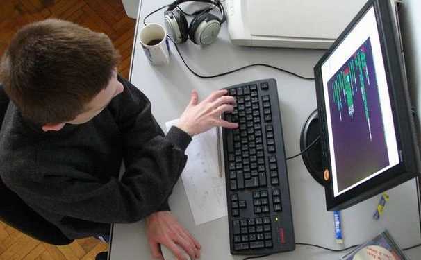 15-річний програміст знайшов “слабкі місця” у Facebook та Twitter