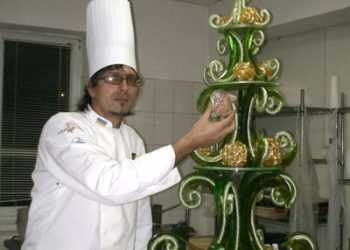 В Ужгороді створили солодку карамельну ялинку-рекордсмена