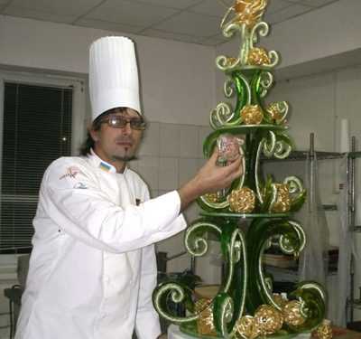 В Ужгороді створили солодку карамельну ялинку-рекордсмена