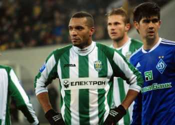 Динамо не без проблем перемагає Капати