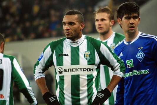 Динамо не без проблем перемагає Капати