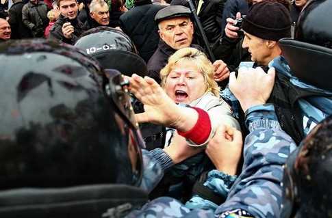 Прихильники Тимошенко вилазили на кіоски під судом