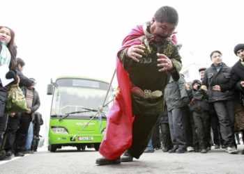 35-річний Нурлан Алішером з Киргизстану протягнув 12-тонний автобус 33 метри зубами