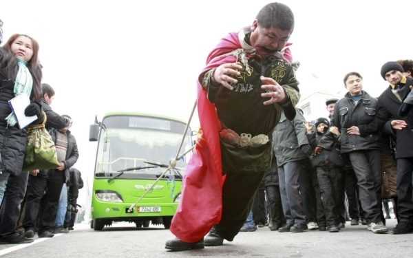 35-річний Нурлан Алішером з Киргизстану протягнув 12-тонний автобус 33 метри зубами