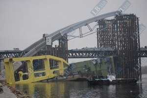 Плавучий кран «Захарій» почали розпилювати