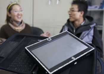 Китаєць власноруч зібрав планшет для коханої