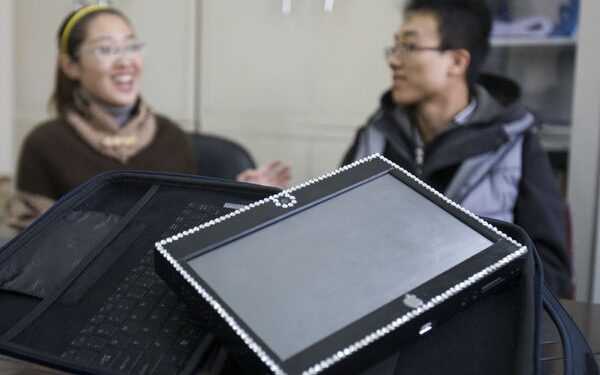 Китаєць власноруч зібрав планшет для коханої