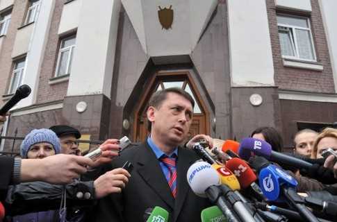 Мельниченко хоче до України, а його не пускають