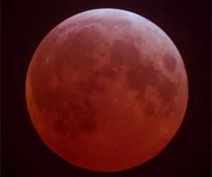 Українці помилуються місячним затемненням