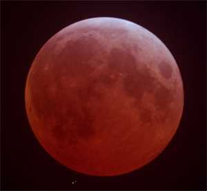 Українці помилуються місячним затемненням