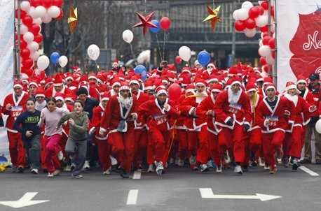 Тысяча Дедов Морозов пробежалась по Белграду