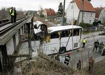 Польский мост «снес крышу» автобусу украинских туристов