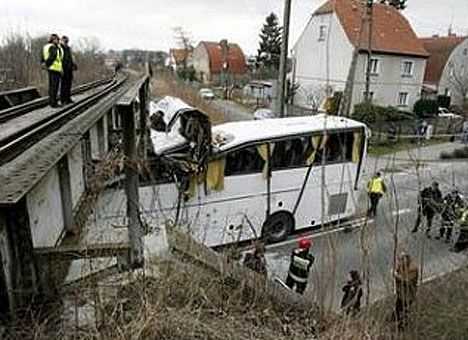 Польский мост «снес крышу» автобусу украинских туристов