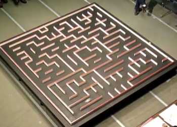 Миша-робот долає лабіринт за чотири секунди