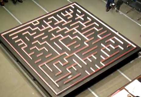 Миша-робот долає лабіринт за чотири секунди