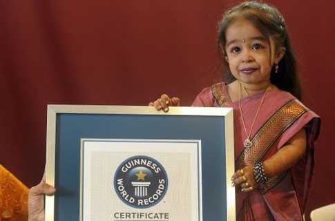 Книга рекордів Гіннеса назвала найменшу жінку світу зі зростом 63 см