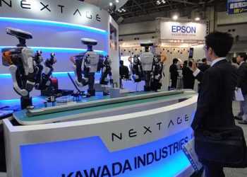 Промисловий робот Nextage, що взаємодіє з іншими