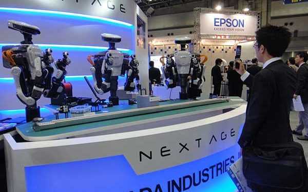 Промисловий робот Nextage, що взаємодіє з іншими