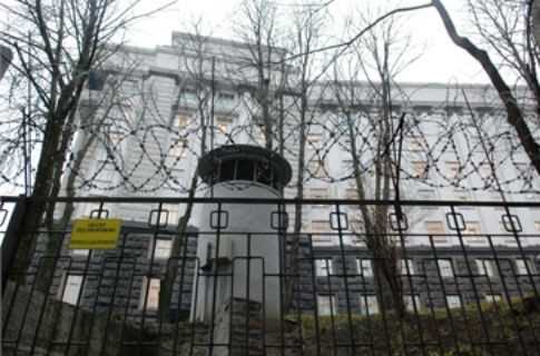 Кабінет міністрів обнесли колючим дротом