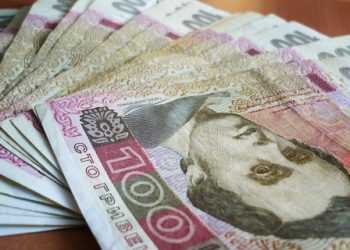 Лікарям з 15-річним стажем платять 1300 грн, вчителям - 2300 грн