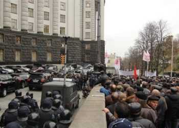 Чорнобильці оточили Кабмін з криками