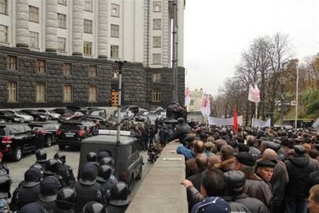 Чорнобильці оточили Кабмін з криками