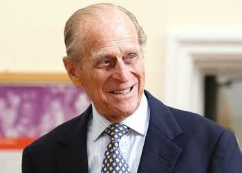 Мужа британской королевы выписали из больницы