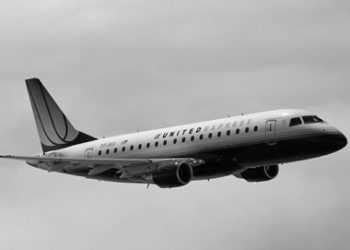 Пілот авіалайнера застряг в туалеті літака перед посадкою в аеропорту