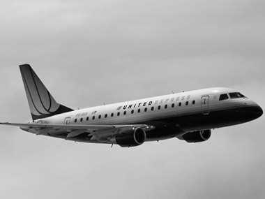 Пілот авіалайнера застряг в туалеті літака перед посадкою в аеропорту